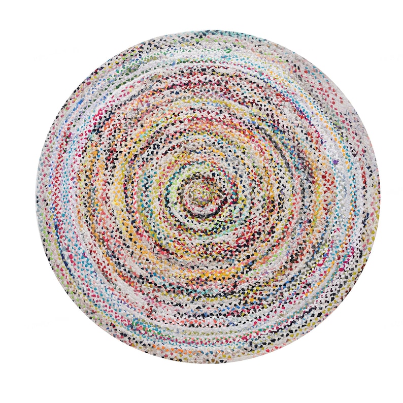 Op de afbeelding: Een ronde, veelkleurige gevlochten vloerkleed met een spiraalvormig ontwerp. Het kleed heeft een mix van witte, rode, gele, blauwe en groene draden, waardoor een levendig en gestructureerd oppervlak ontstaat. De diameter van het kleed is ongeveer 120 cm.