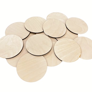 Könnte beinhalten: Ein Stapel von 15 unfertigen, runden Holzscheiben, perfekt für Bastelprojekte. Die Scheiben sind hellbraun und haben eine glatte Oberfläche.