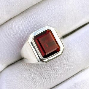 Anillo de granate para hombre: joya de plata de ley 925 con un toque de estilo bohemio. Anillo de boda con piedras preciosas rojas.