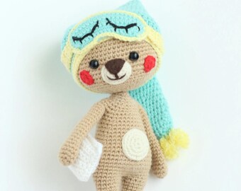 Patrón de osito amigurumi para dormir: juguete con manta, gorro, almohada y antifaz (tutorial en PDF)