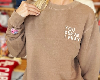 Felpa con scritta "You Serve I Pray Mocha" / Moglie di militare / Mamma di militare / Felpa con scritta "Army Mom" / Soccorritori