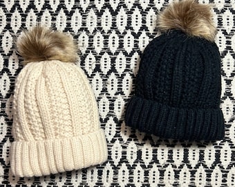 手袋を収納できるポケット付きの子供用帽子。ブラックまたはアイボリー。手袋付き。対象年齢 3～12 歳。割引コードは下記をご覧ください。