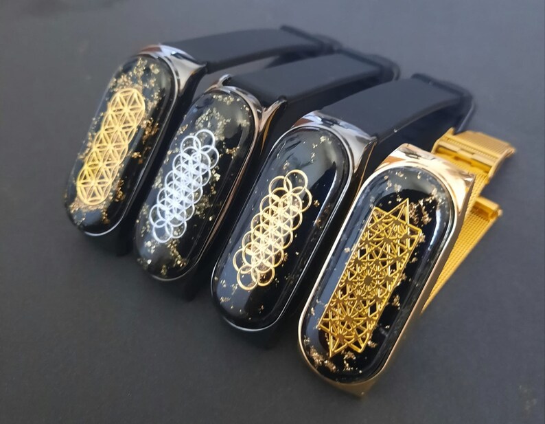 Orgonite bracelet ”Protector” is a magical accessory created to give the wearer strength and protection. With the sacred symbol of the "flower of life" color - gold.