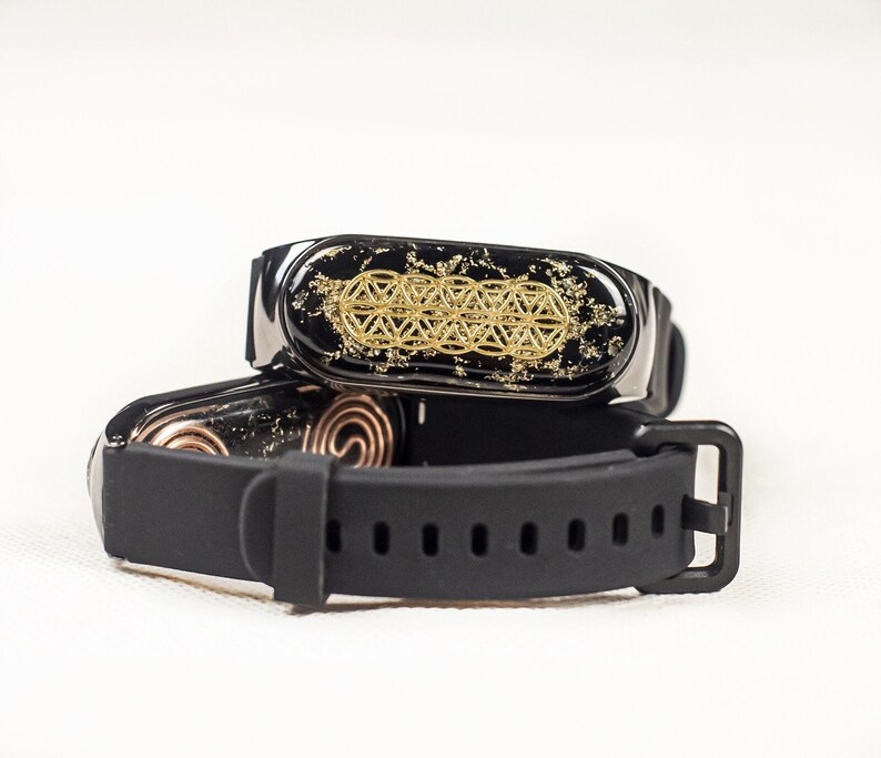 Orgonite bracelet ”Protector” is a magical accessory created to give the wearer strength and protection. With the sacred symbol of the "flower of life" color - gold.