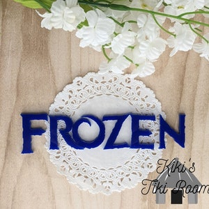 Adorno de palabra acrílico azul oscuro FROZEN para álbumes de recortes, tarjetas, diarios, agendas y proyectos de bricolaje