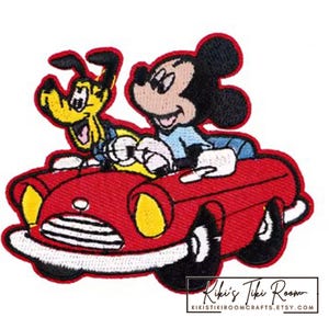Op de afbeelding: Geborduurde patch met Mickey Mouse en Pluto in een rode cabriolet. Mickey rijdt, en Pluto zit op de passagiersstoel. De patch heeft gele koplampen en een witte achtergrond. De tekst onderaan luidt "Kiki's Tiki Room".