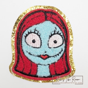 Könnte beinhalten: Gestickter Aufnäher mit Sally aus The Nightmare Before Christmas. Der Aufnäher hat ein hellblaues Gesicht, rotes Haar und einen goldglitzernden Rand. Der Aufnäher enthält den Text "Kiki's Tiki Room" und die Etsy-Shop-URL.