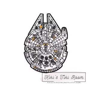 Pode incluir: Um desenho a preto e branco de linha do Millennium Falcon. O desenho é detalhado e inclui a cabine do navio, os motores e outras características.