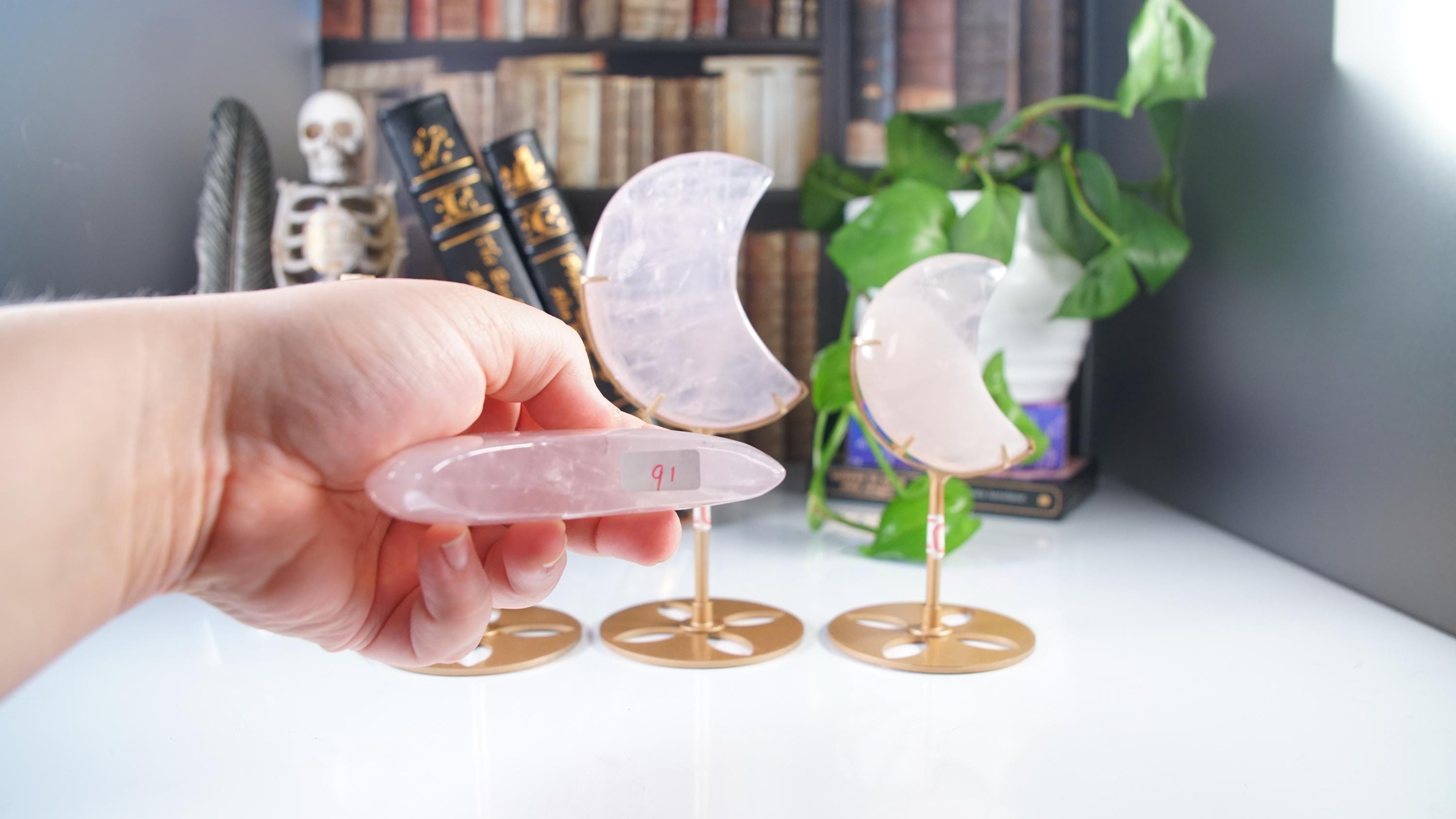 ペリウィンクルパープルローズクォーツムーン（スタンド付き）｜高品質