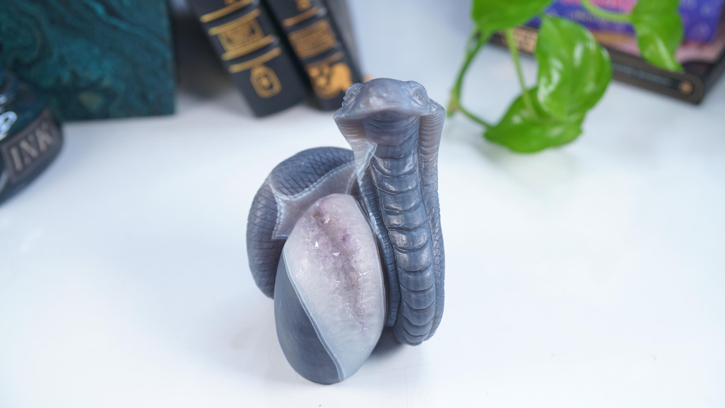 Pezzo di dichiarazione intagliato in cristallo di serpente, agata druzy, ametista e geode