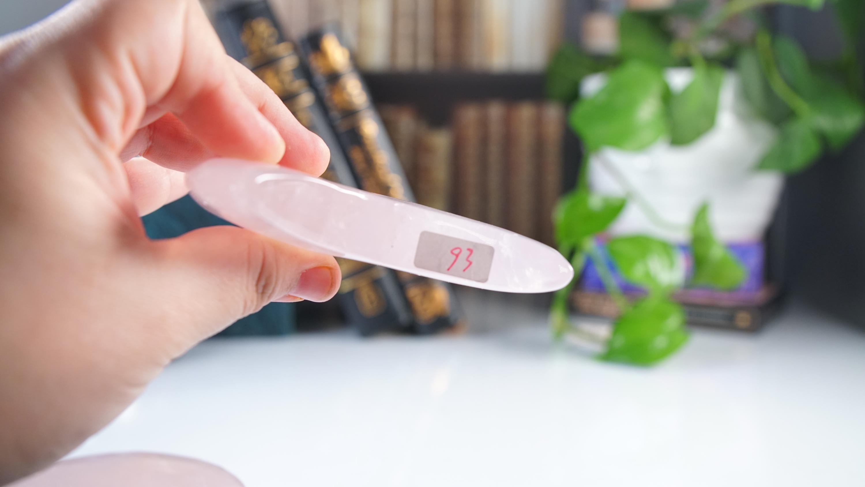 ペリウィンクルパープルローズクォーツムーン（スタンド付き）｜高品質