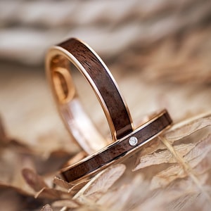 Drewniane obrączki ślubne z różowego złota Elyor 3 mm i 4 mm • Obrączki ślubne z drewna orzechowego • Wodoodporne i ręcznie robione • Pierścionek zaręczynowy dla partnera z osadzonym kamieniem