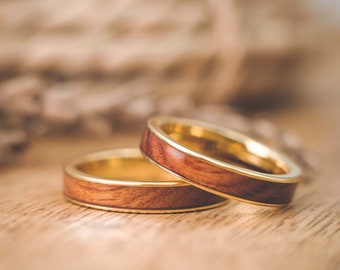 Partnerringen hout in goud met ringendoosje hout fablano - als houten trouwringen - trouwringen hout - koppelringen hout - verlovingsringen hout gouden ring