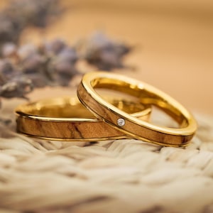 Drewniane obrączki ślubne Olea Gold z kamieniem 3 mm + 4 mm • Obrączki z drewna oliwnego • Wodoodporne i ręcznie robione • Pierścionki dla partnerów, zestaw drewnianych obrączek ślubnych unisex