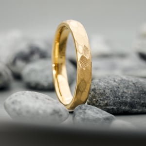 Luna gouden ring 3,5 mm • Gehamerde damesring • Waterdicht • Trouwring, verlovingsring • Unieke gouden sieraden voor dames en heren