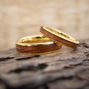 Alliances en bois et or Elano 4 mm et 6 mm • Alliances en bois véritable • Résistantes à l'eau et fabriquées à la main • Ensemble d'alliances et de bagues de fiançailles en bois