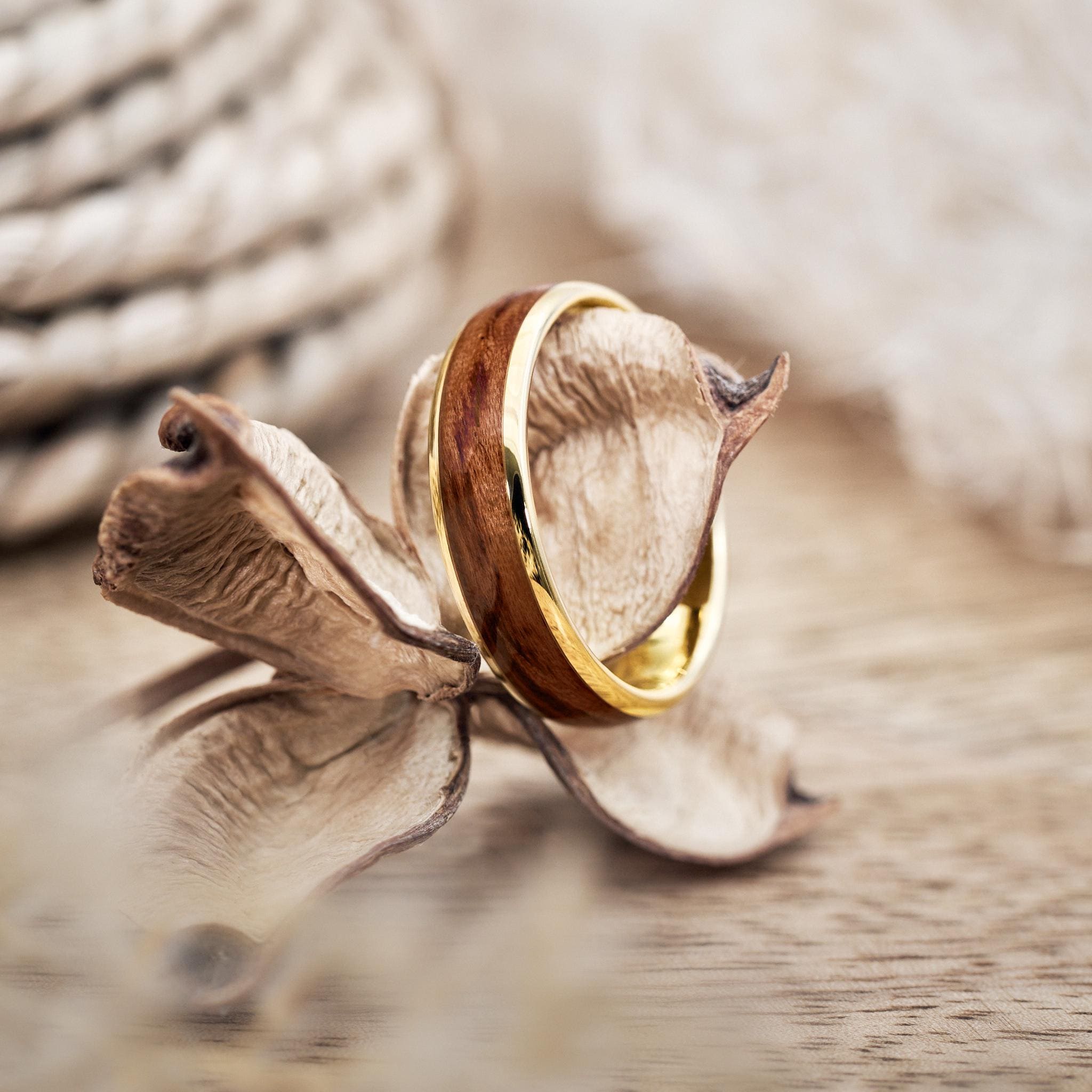 Opvallende natuurlijke ring van laurier - SIERADEN VAN HOUT Opvallende natuurlijke ring van laurier - SIERADEN VAN HOUT
