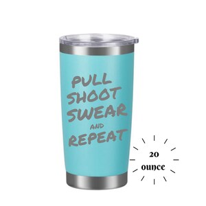 Puede incluir: Un vaso de acero inoxidable azul claro de 20 onzas con el texto "PULL SHOOT SWEAR AND REPEAT" en letras grises.