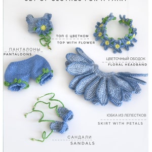 Puede incluir: Patrón de crochet para un atuendo de hada, que incluye un top azul con una flor, pantalones azules, una falda azul con pétalos, una diadema floral azul y sandalias azules. El patrón se llama "Master-Class" y es de "Olyaka_Lab".