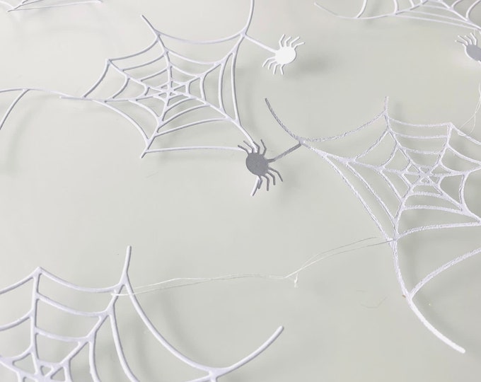 Halloween Spinnennetz, ein Set besteht aus 5 Spinnennetzen zu einer Kette aufgefädelt