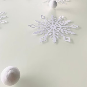 Guirlanda de cristal de gelo feita de papelão