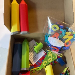 Einschulung, Schultüte , Schulranzen und Dekoration für die Einschulung aus Tonkarton