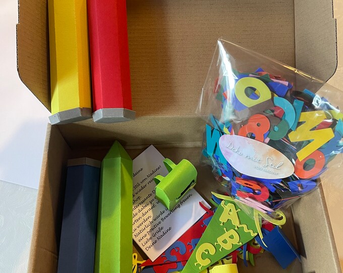 Einschulung, Schultüte , Schulranzen und Dekoration für die Einschulung aus Tonkarton