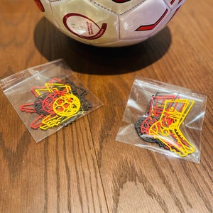Fútbol como decoración dispersa hecha de cartón.