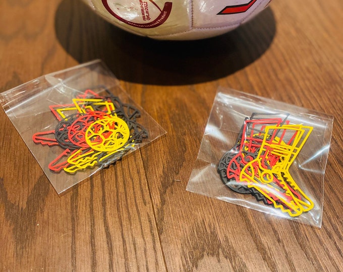 Fußball als Streudekoration aus Tonkarton