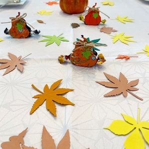 Herbstliche Blätterdekoration für den Tisch aus Tonkarton
