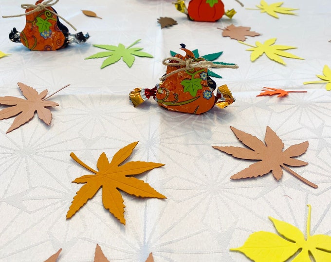 Herbstliche Blätterdekoration für den Tisch aus Tonkarton