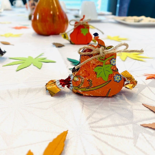 Herbstliche Tischdekoration mit Stanzteile als Kürbismotiv und Blättern aus Tonkarton