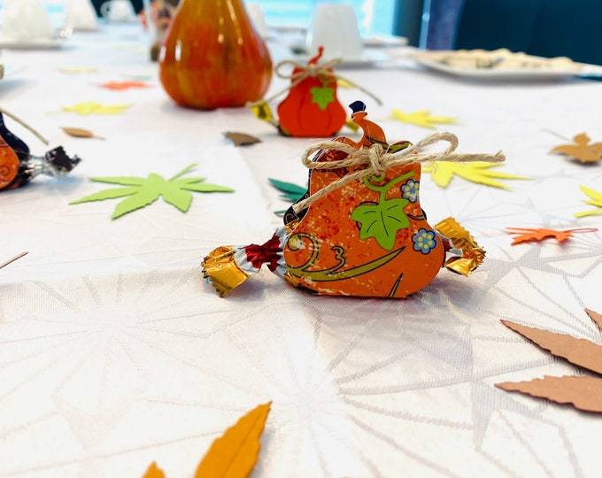Herbstliche Tischdekoration mit Stanzteile als Kürbismotiv und Blättern aus Tonkarton