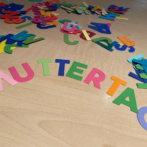 Lettrage avec lettres perforées (merci de préciser le texte et la couleur)
