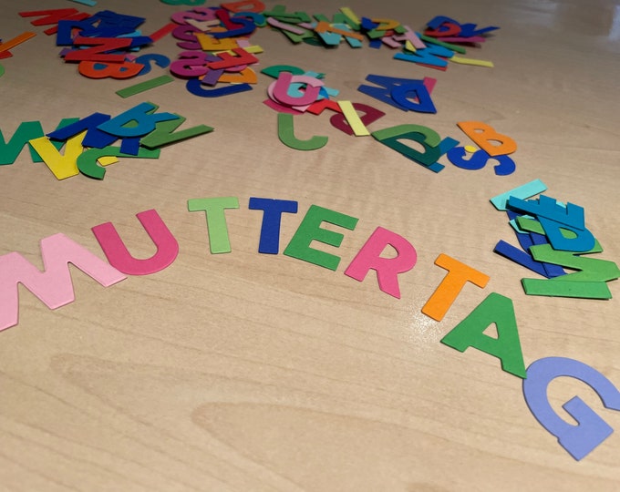 Schriftzug mit ausgestanzten Buchstaben (Bitte den Text und die Farbe angeben)