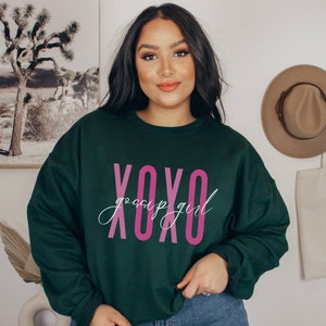 XOXO Gossip Girl Shirt | Y2K Sweatshirt | Trendy Y2K Shirt | Brown Crewneck | Y2k Crewneck | Blair Waldorf | Gossip Girl Quote | Fan Shirt Forest Green