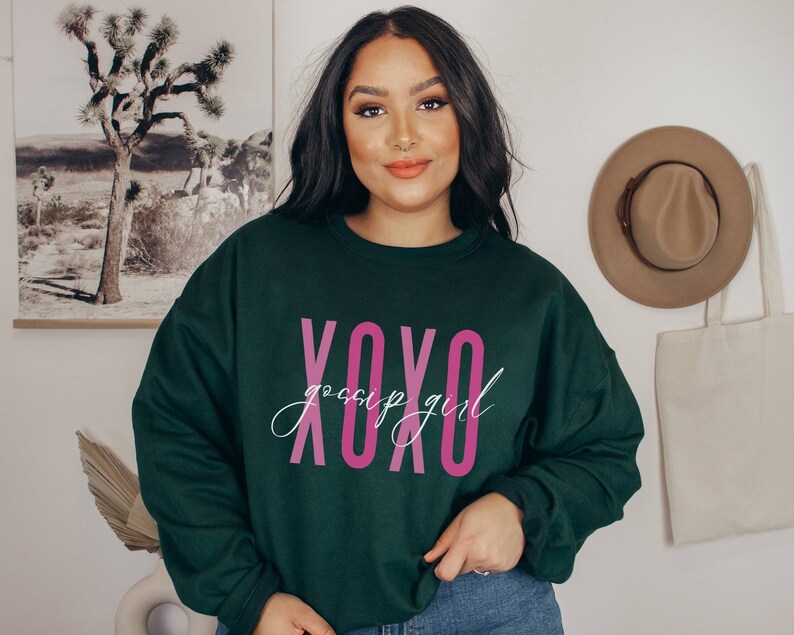 XOXO Gossip Girl Shirt | Y2K Sweatshirt | Trendy Y2K Shirt | Brown Crewneck | Y2k Crewneck | Blair Waldorf | Gossip Girl Quote | Fan Shirt Forest Green