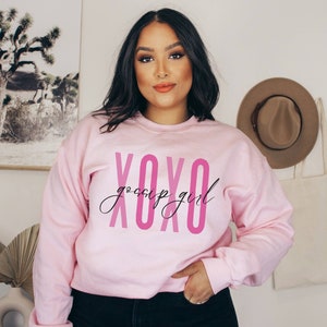 XOXO Gossip Girl Shirt | Y2K Sweatshirt | Trendy Y2K Shirt | Brown Crewneck | Y2k Crewneck | Blair Waldorf | Gossip Girl Quote | Fan Shirt Light Pink