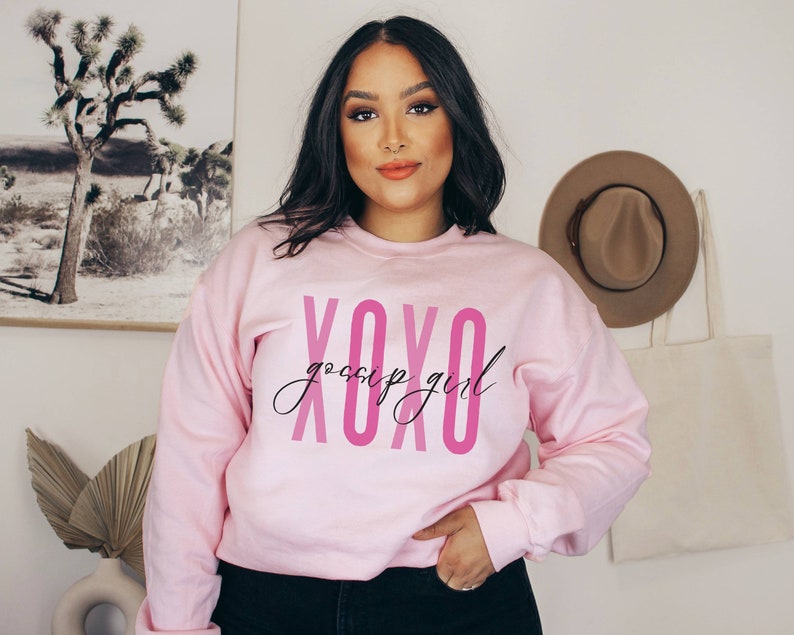 XOXO Gossip Girl Shirt | Y2K Sweatshirt | Trendy Y2K Shirt | Brown Crewneck | Y2k Crewneck | Blair Waldorf | Gossip Girl Quote | Fan Shirt Light Pink