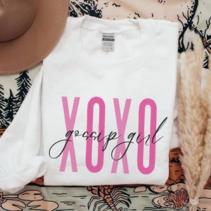 XOXO Gossip Girl Shirt | Y2K Sweatshirt | Trendy Y2K Shirt | Brown Crewneck | Y2k Crewneck | Blair Waldorf | Gossip Girl Quote | Fan Shirt White