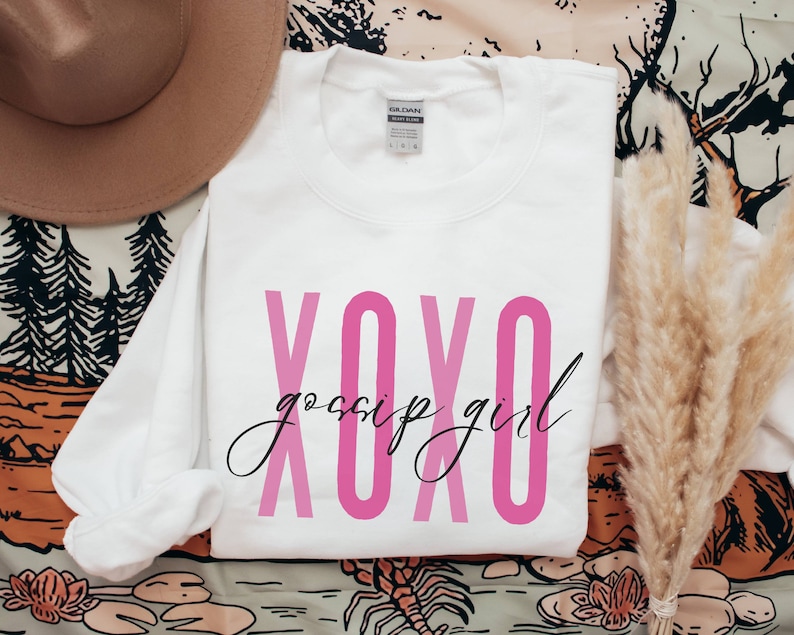 XOXO Gossip Girl Shirt | Y2K Sweatshirt | Trendy Y2K Shirt | Brown Crewneck | Y2k Crewneck | Blair Waldorf | Gossip Girl Quote | Fan Shirt White