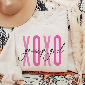 XOXO Gossip Girl Shirt | Y2K Sweatshirt | Trendy Y2K Shirt | Brown Crewneck | Y2k Crewneck | Blair Waldorf | Gossip Girl Quote | Fan Shirt Sand