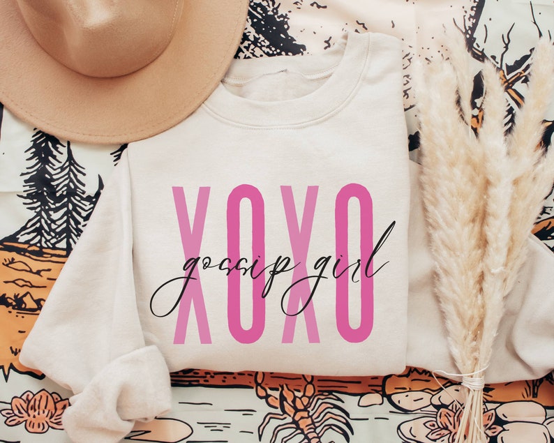 XOXO Gossip Girl Shirt | Y2K Sweatshirt | Trendy Y2K Shirt | Brown Crewneck | Y2k Crewneck | Blair Waldorf | Gossip Girl Quote | Fan Shirt Sand