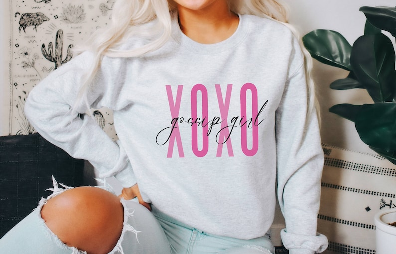 XOXO Gossip Girl Shirt | Y2K Sweatshirt | Trendy Y2K Shirt | Brown Crewneck | Y2k Crewneck | Blair Waldorf | Gossip Girl Quote | Fan Shirt Ash
