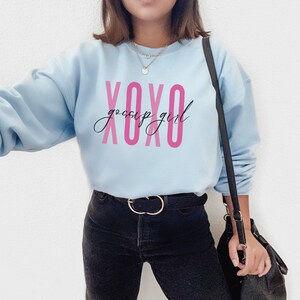 XOXO Gossip Girl Shirt | Y2K Sweatshirt | Trendy Y2K Shirt | Brown Crewneck | Y2k Crewneck | Blair Waldorf | Gossip Girl Quote | Fan Shirt Light Blue