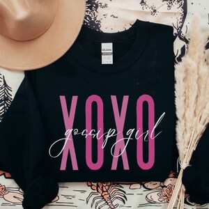 XOXO Gossip Girl Shirt | Y2K Sweatshirt | Trendy Y2K Shirt | Brown Crewneck | Y2k Crewneck | Blair Waldorf | Gossip Girl Quote | Fan Shirt Black