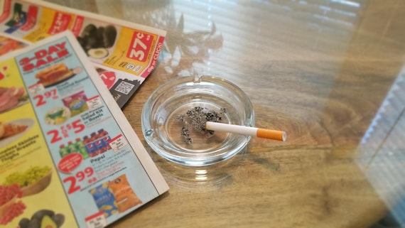male actors who smoke cigarettes Sean Penn caught SMOKING inside Golden Globes ceremony at A-list table male actors who smoke cigarettes Sean Penn caught SMOKING inside Golden Globes ceremony at A-list table