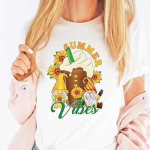 Gnom Shirt, Gnomies T-Shirts, Sommer Vibes Grafik Tshirts, niedliche Blumen Geschenkideen für sie, christliche Geschenke Frauen, Kaffeeliebhaber, Sonnenblume
