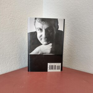 Puede incluir: La contraportada de un libro de tapa dura con una foto en blanco y negro de un hombre con una expresi&oacute;n seria. El t&iacute;tulo y el autor del libro no son visibles. El n&uacute;mero ISBN es visible en la contraportada: ISBN 0-517-57740-2.