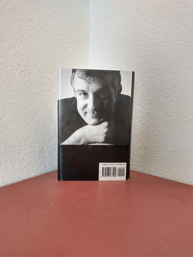Puede incluir: La contraportada de un libro de tapa dura con una foto en blanco y negro de un hombre con una expresi&oacute;n seria. El t&iacute;tulo y el autor del libro no son visibles. El n&uacute;mero ISBN es visible en la contraportada: ISBN 0-517-57740-2.